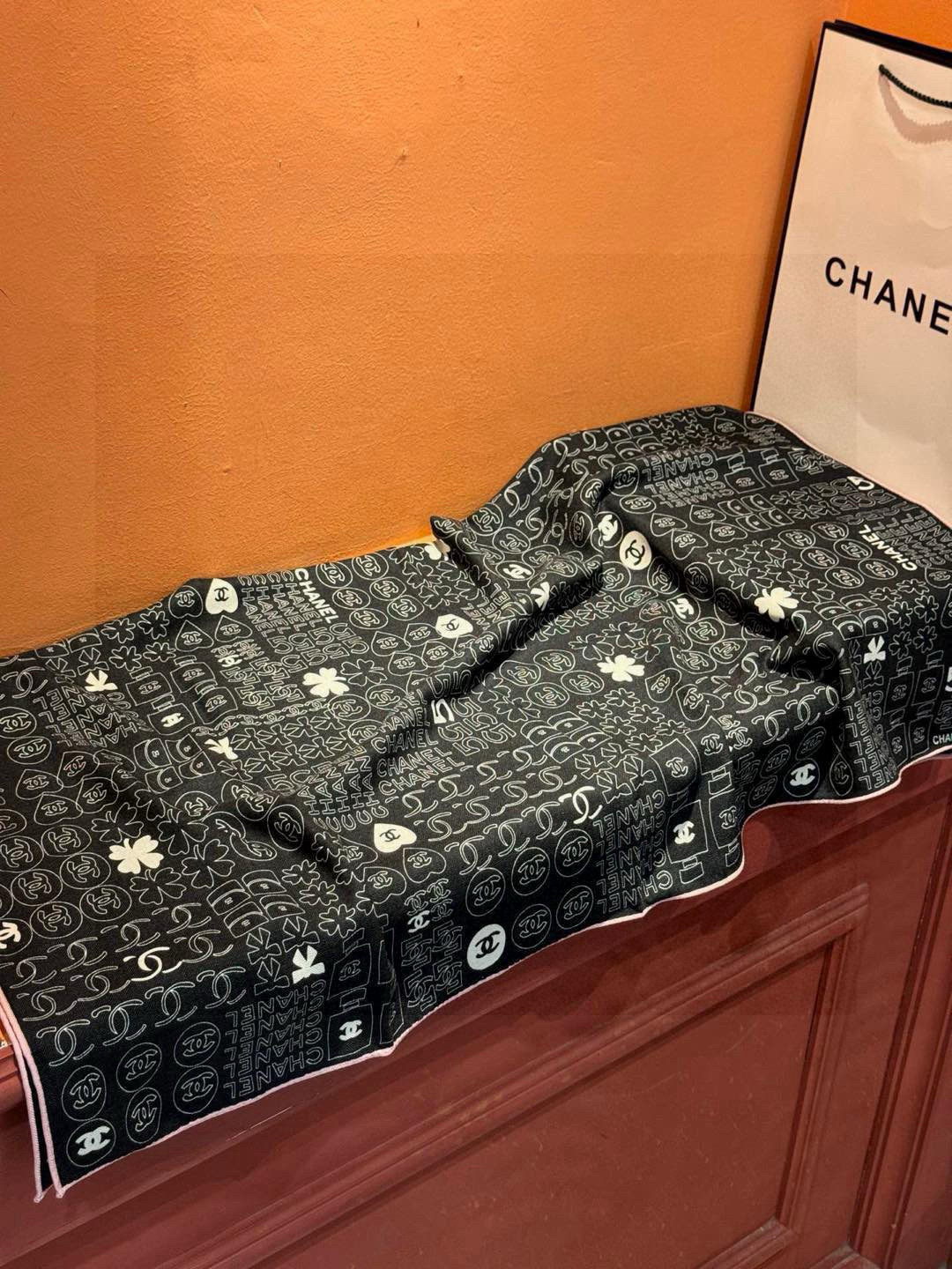   上新【Chanel】 
经典茶花优雅Coco风，Chanel最新菱格丝绒大方巾~气质到骨子里，香奶奶