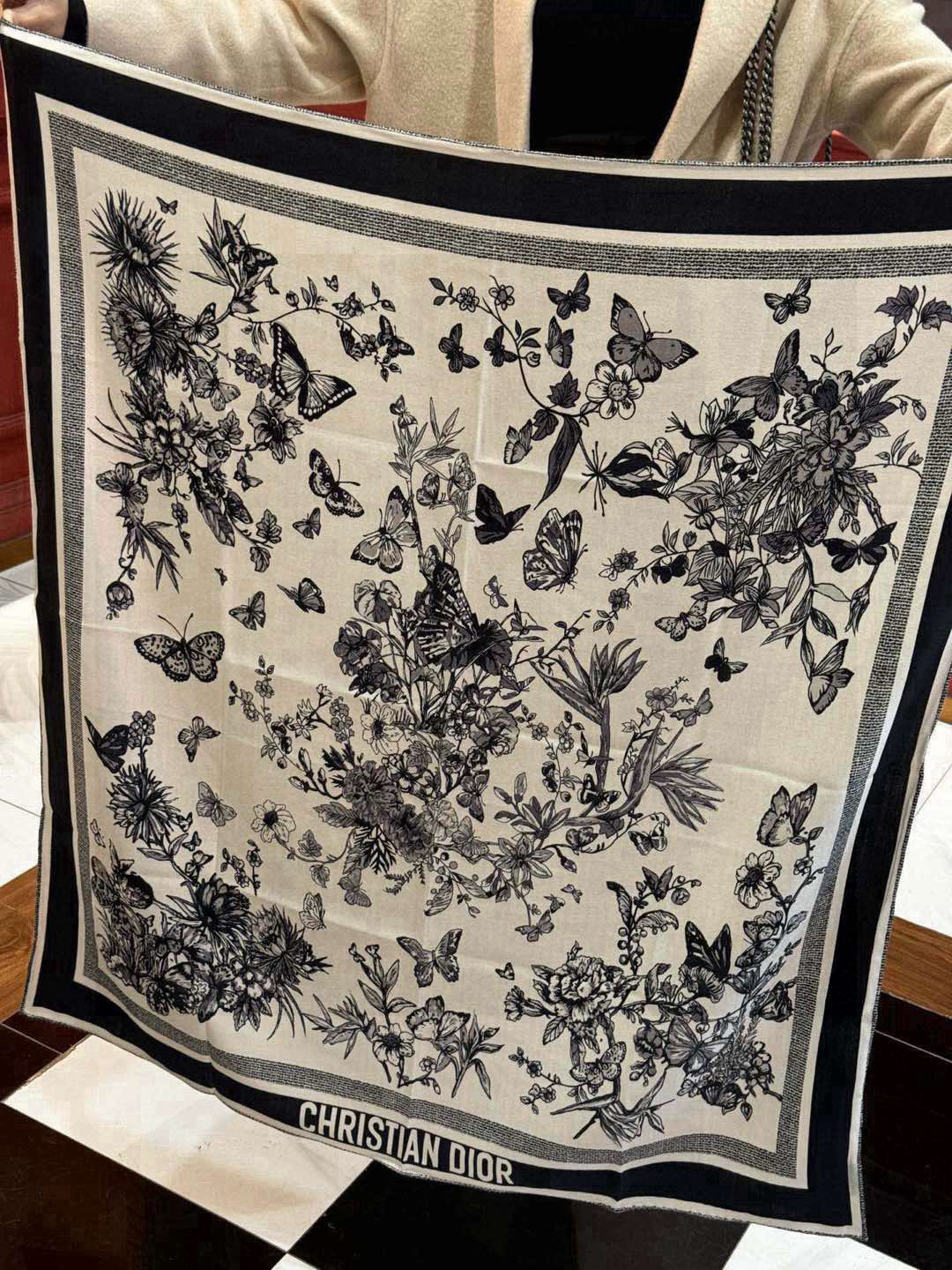 🌼🌼双面同色原单迪奥Mexico茹伊印花 方巾，方巾将蝴蝶和传统墨西哥花朵巧妙融合，突显绚烂缤纷的效果。