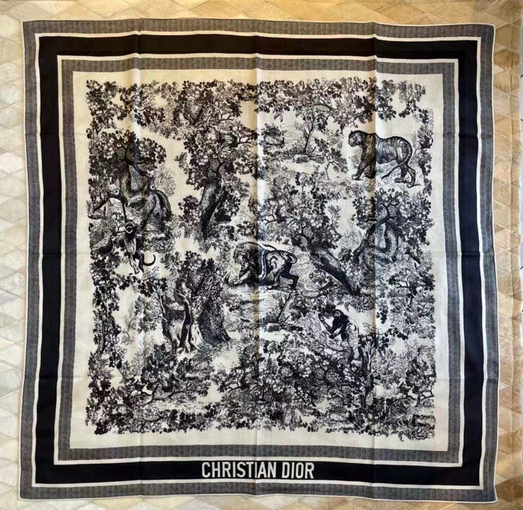  上新❤️ 𝐃𝐈𝐎𝐑 早春新款 《茹伊丛手绘方巾》
size：110x110 cm   【双面同色丝绒方