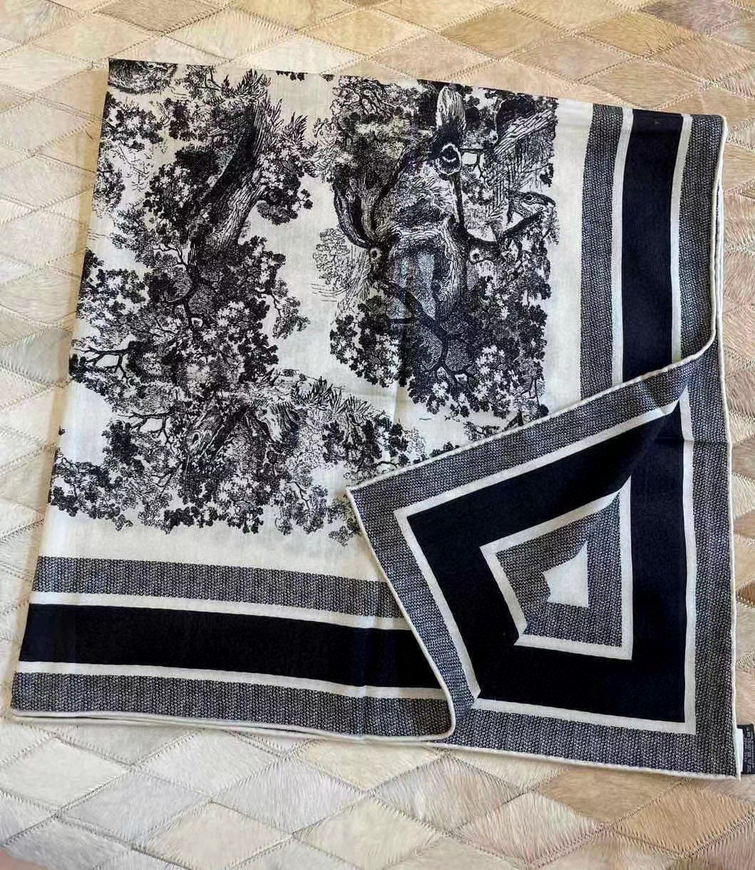  上新❤️ 𝐃𝐈𝐎𝐑 早春新款 《茹伊丛手绘方巾》
size：110x110 cm   【双面同色丝绒方