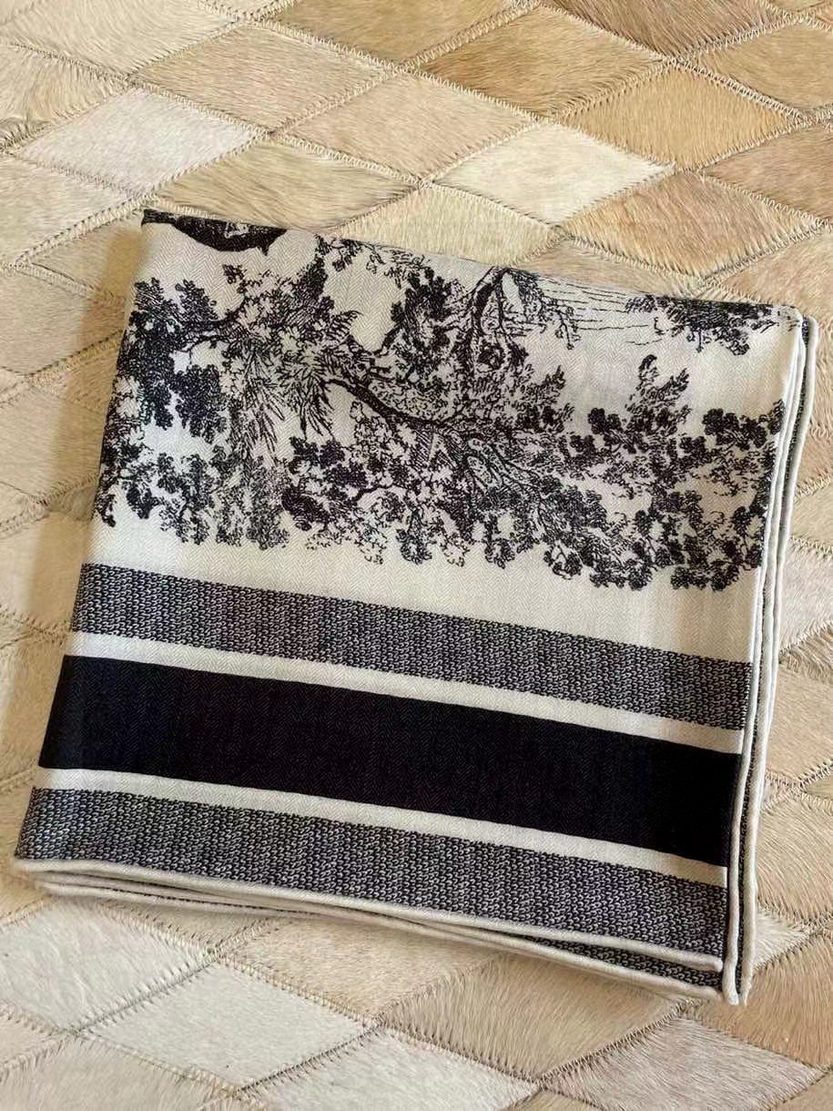  上新❤️ 𝐃𝐈𝐎𝐑 早春新款 《茹伊丛手绘方巾》
size：110x110 cm   【双面同色丝绒方