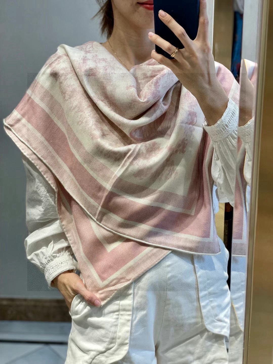  上新❤️ 𝐃𝐈𝐎𝐑 早春新款 《茹伊丛手绘方巾》
size：110x110 cm   【双面同色丝绒方