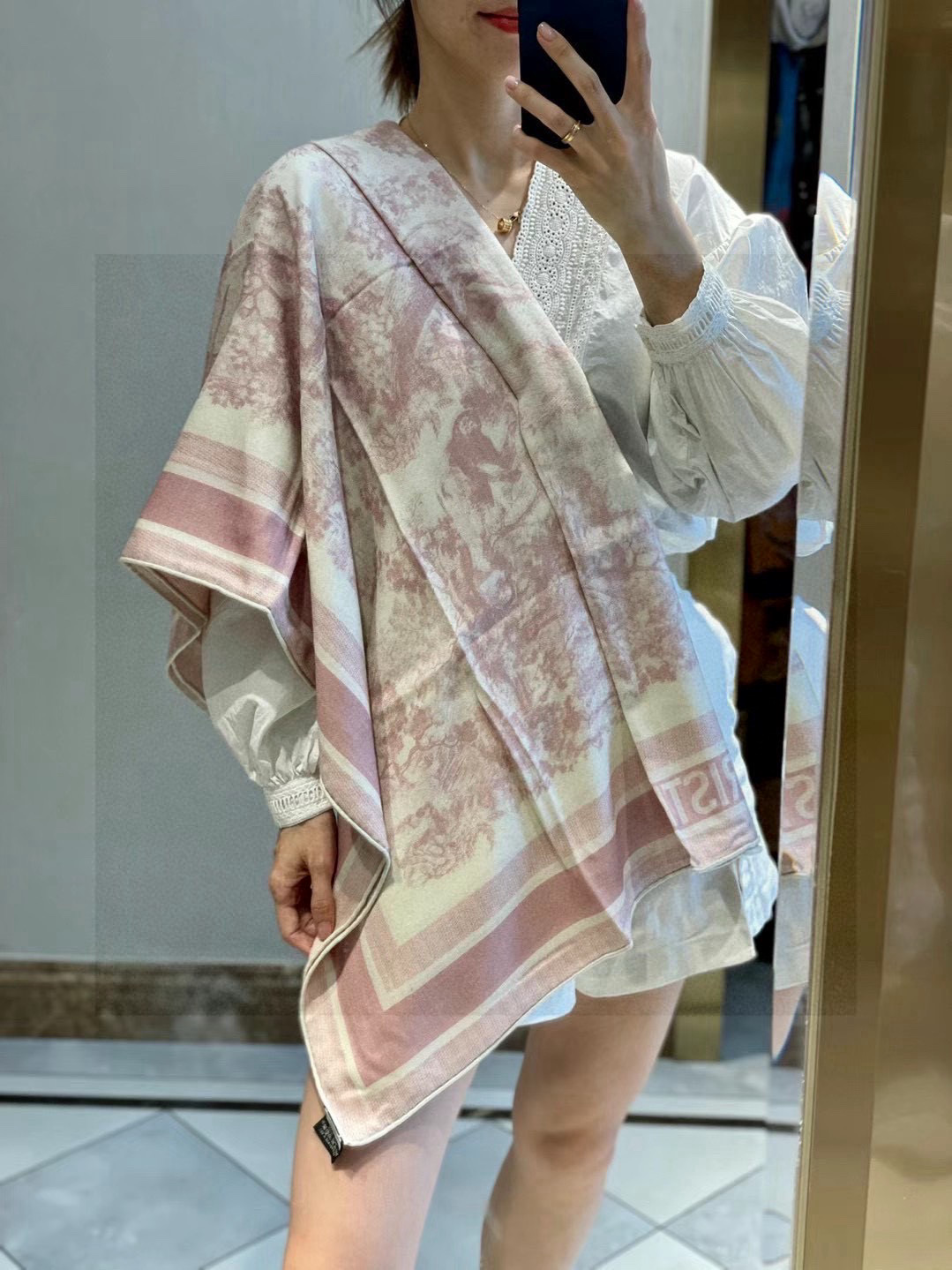  上新❤️ 𝐃𝐈𝐎𝐑 早春新款 《茹伊丛手绘方巾》
size：110x110 cm   【双面同色丝绒方