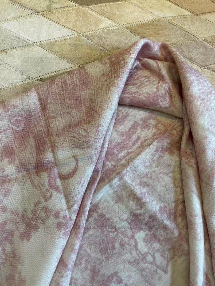  上新❤️ 𝐃𝐈𝐎𝐑 早春新款 《茹伊丛手绘方巾》
size：110x110 cm   【双面同色丝绒方