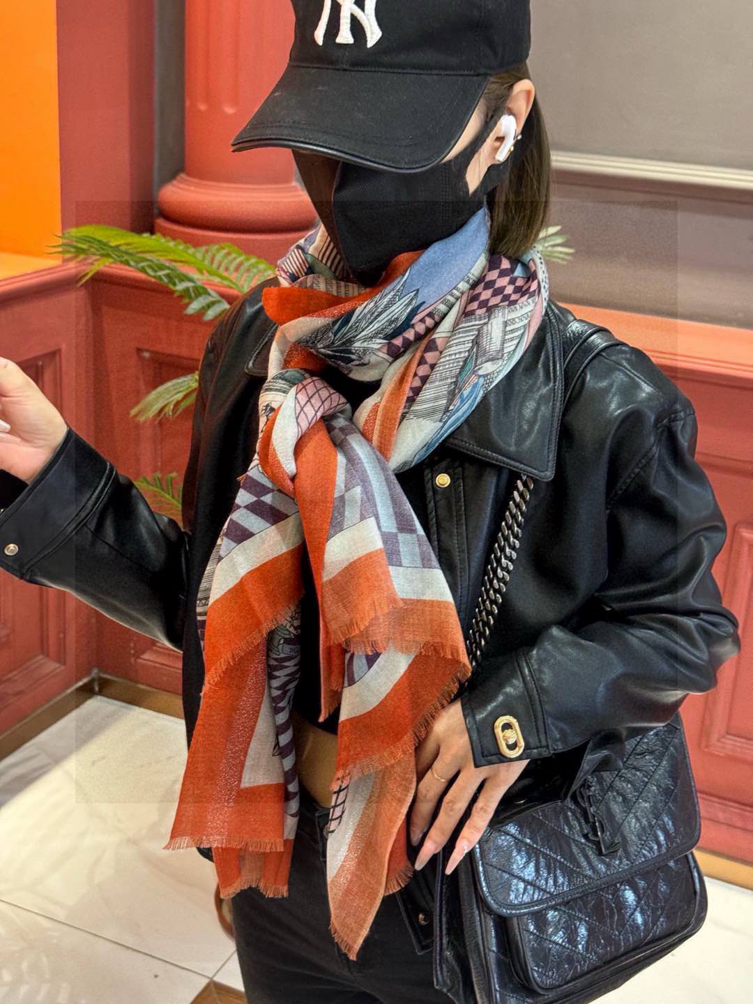   会发光发亮的围巾 爱马仕 专柜同步 买了都说好看羊绒印花‼️推荐💕顶级工艺超值‼️爱马仕专柜爆款🎁🎁