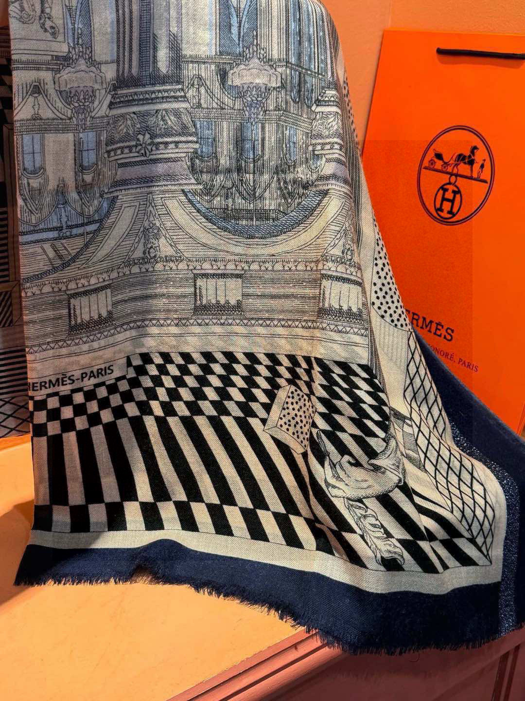   会发光发亮的围巾 爱马仕 专柜同步 买了都说好看羊绒印花‼️推荐💕顶级工艺超值‼️爱马仕专柜爆款🎁🎁
