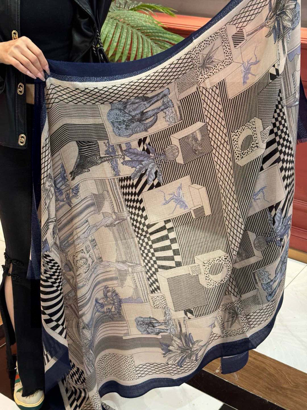   会发光发亮的围巾 爱马仕 专柜同步 买了都说好看羊绒印花‼️推荐💕顶级工艺超值‼️爱马仕专柜爆款🎁🎁