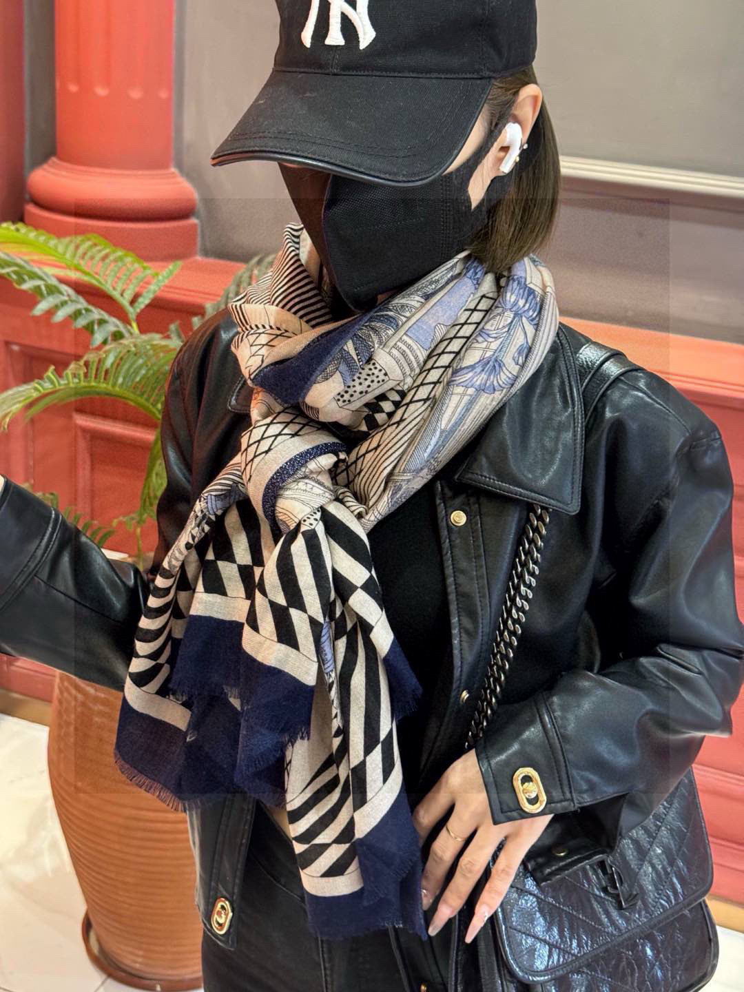   会发光发亮的围巾 爱马仕 专柜同步 买了都说好看羊绒印花‼️推荐💕顶级工艺超值‼️爱马仕专柜爆款🎁🎁