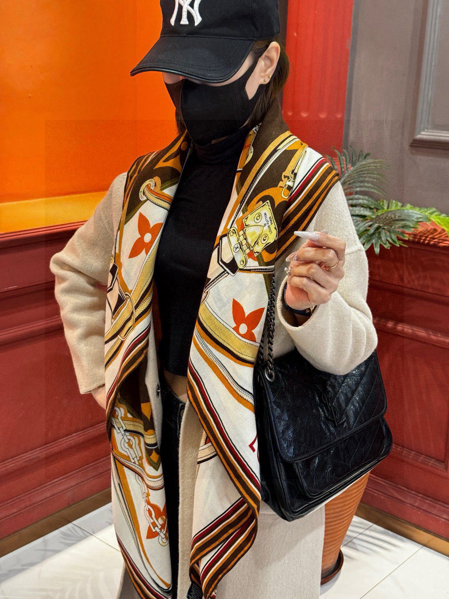 上新❤️ MONOGRAM JACQUARD DENIM
140丝绒 方巾   
【高定版  双面同色