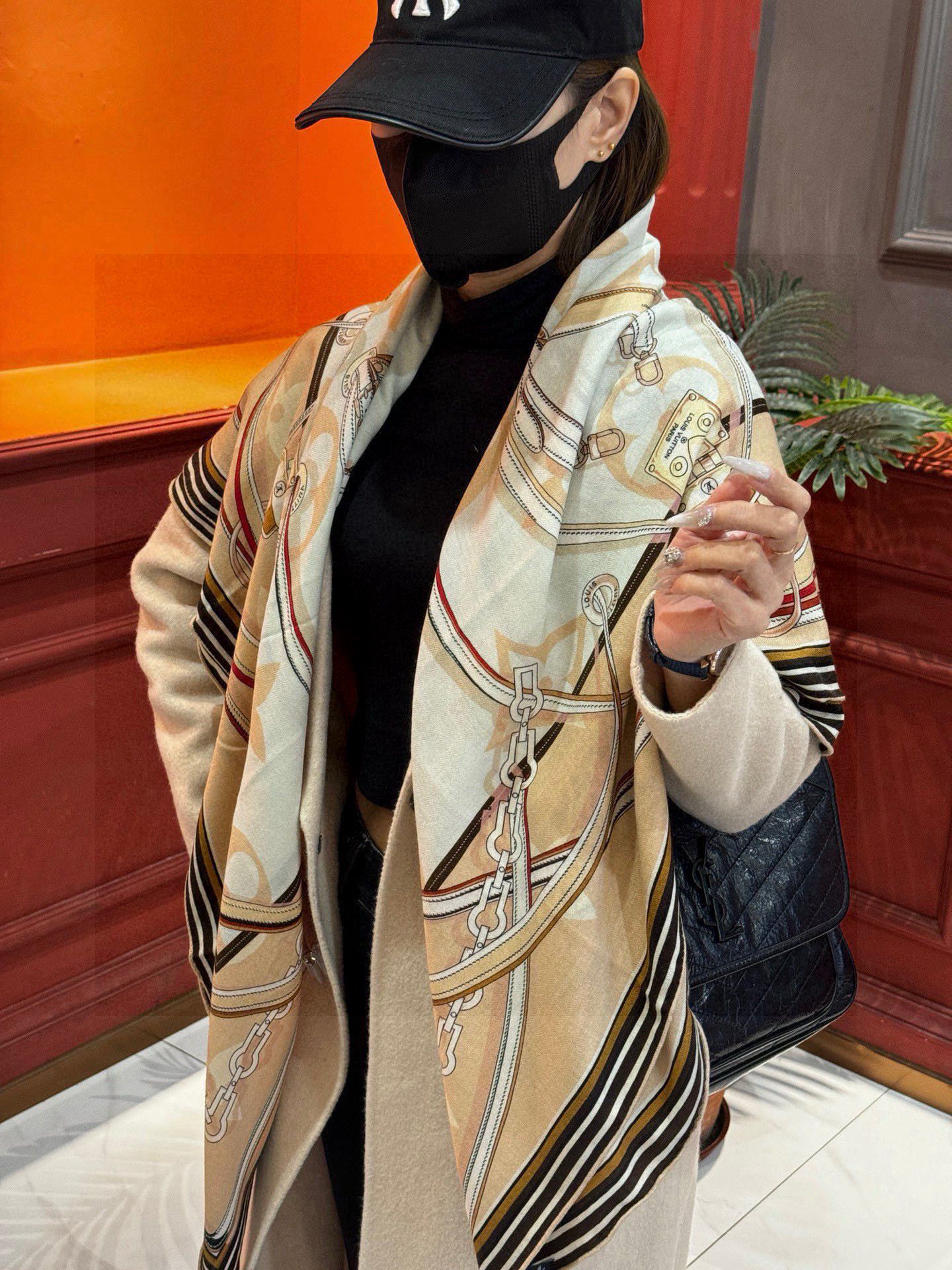  上新❤️ MONOGRAM JACQUARD DENIM
140丝绒 方巾   
【高定版  双面同色