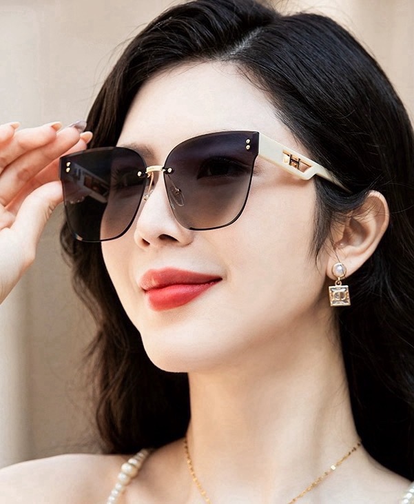 NO:349252,Hermes classic square frame design, not picky about face shape, it looks very elegant whether it is matched with a coat or a dress, lenses prevent UV rays. Model H1100 glasses sunglasses sunglasses, glasses, hermes, skirts19860909爱马仕经典的方框设计,不挑脸型,无论搭配大衣还是连衣裙都非常显气质镜片预防紫外线 型号H1100眼镜墨镜太阳镜,眼镜,hermes,skirts,glasses