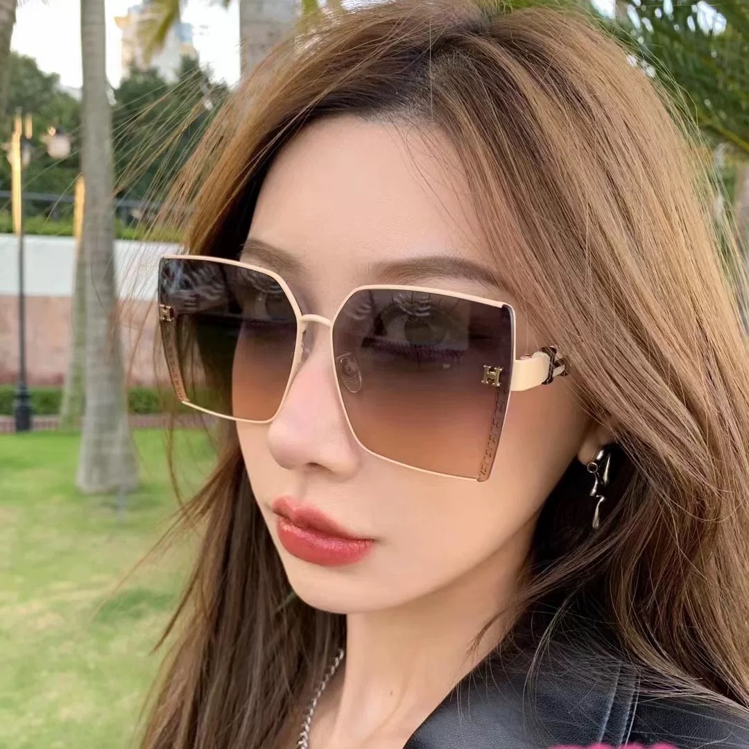 NO:349310,HERMES Original shipment Internet celebrity super popular classic luxury global style [strong] [cool] [kiss] Fashion square frame sunglasses [satisfaction] Extraordinary temperament Classic large frame style sunglasses [basketball] Top quality luxury logo Genuine high quality Model H3979 glasses sunglasses, glasses, hermes, hermes19860909HERMES 爱马仕 原版出货 网红超爆款经典奢华全球风[强][酷][亲亲] 时尚方框太阳镜[得意] 气质非凡 经典大框款式太阳眼镜[篮球] 顶级品质 奢华logo 正版高质量 型号H3979眼镜墨镜太阳镜,眼镜,hermes,hermes,glasses