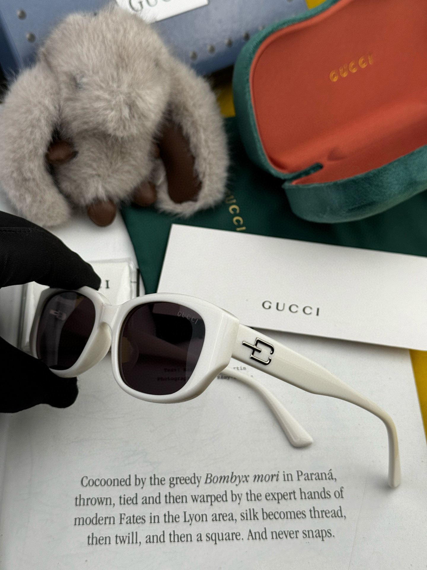 Gucci   经典的小框设计，不挑脸型，无论搭配大衣还是连衣裙都非常显气质尼龙偏光镜片预防紫外线 型