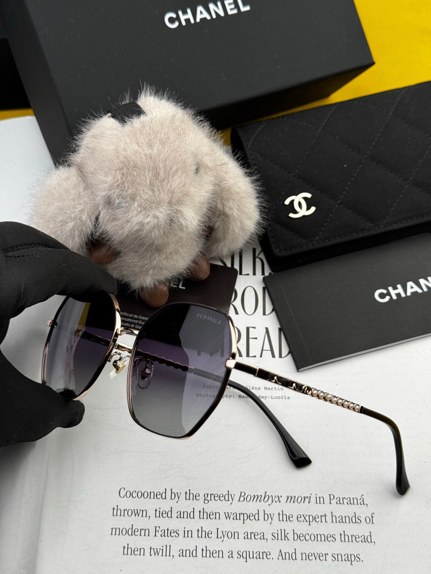  新品CHANEL 香奈儿太阳镜以独特魅力和前卫风格诠释春夏最新眼镜，以方框设计两边经典小香珍珠做点缀，