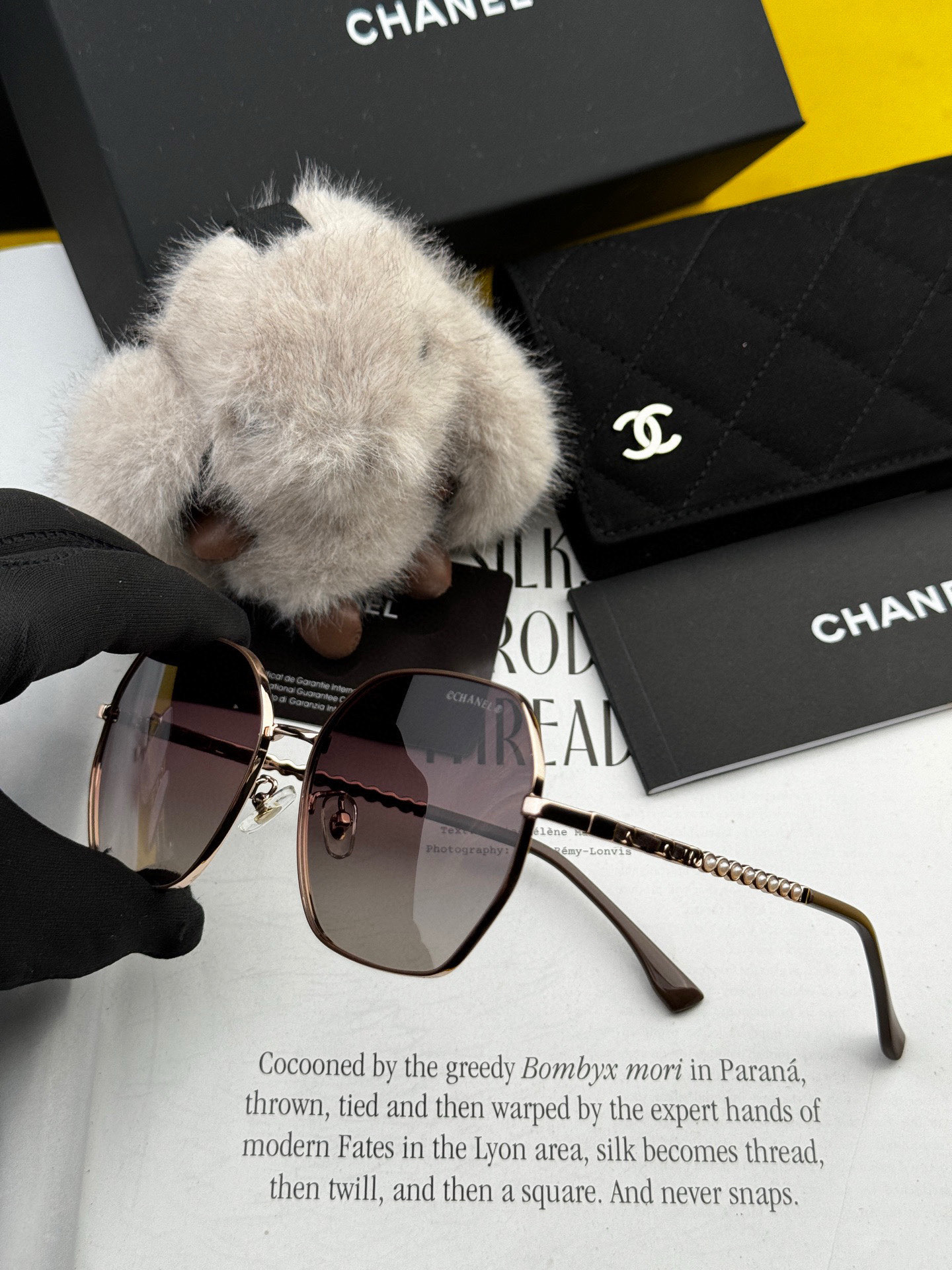  新品CHANEL 香奈儿太阳镜以独特魅力和前卫风格诠释春夏最新眼镜，以方框设计两边经典小香珍珠做点缀，