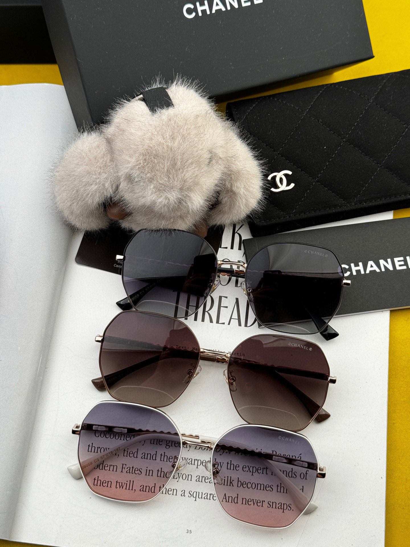  新品CHANEL 香奈儿太阳镜以独特魅力和前卫风格诠释春夏最新眼镜，以方框设计两边经典小香珍珠做点缀，