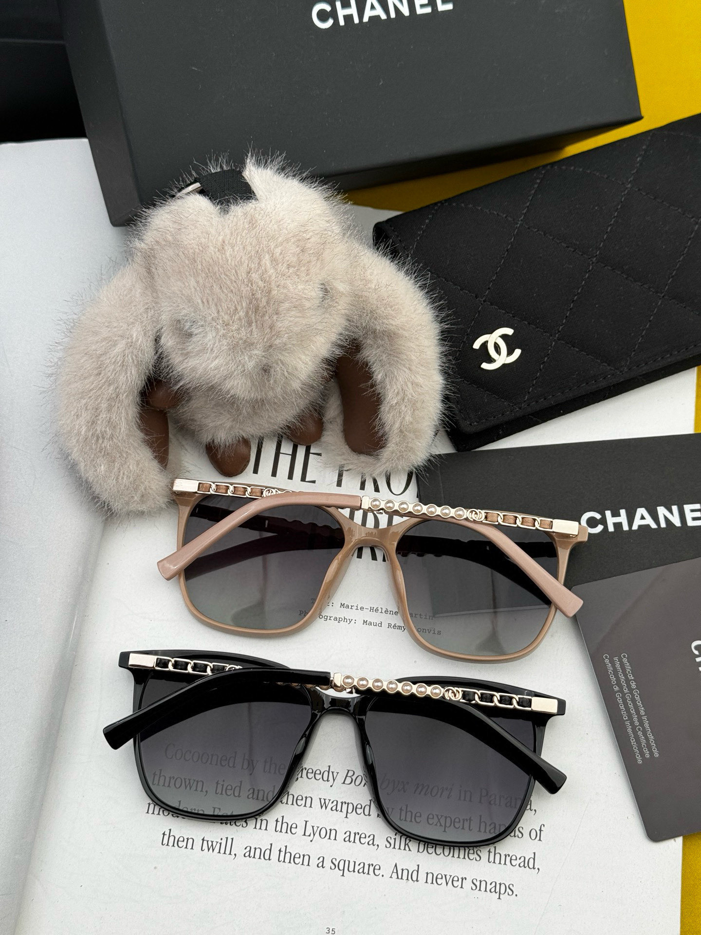  新品CHANEL 香奈儿太阳镜以独特魅力和前卫风格诠释春夏最新眼镜，以方框设计两边经典小香珍珠做点缀，