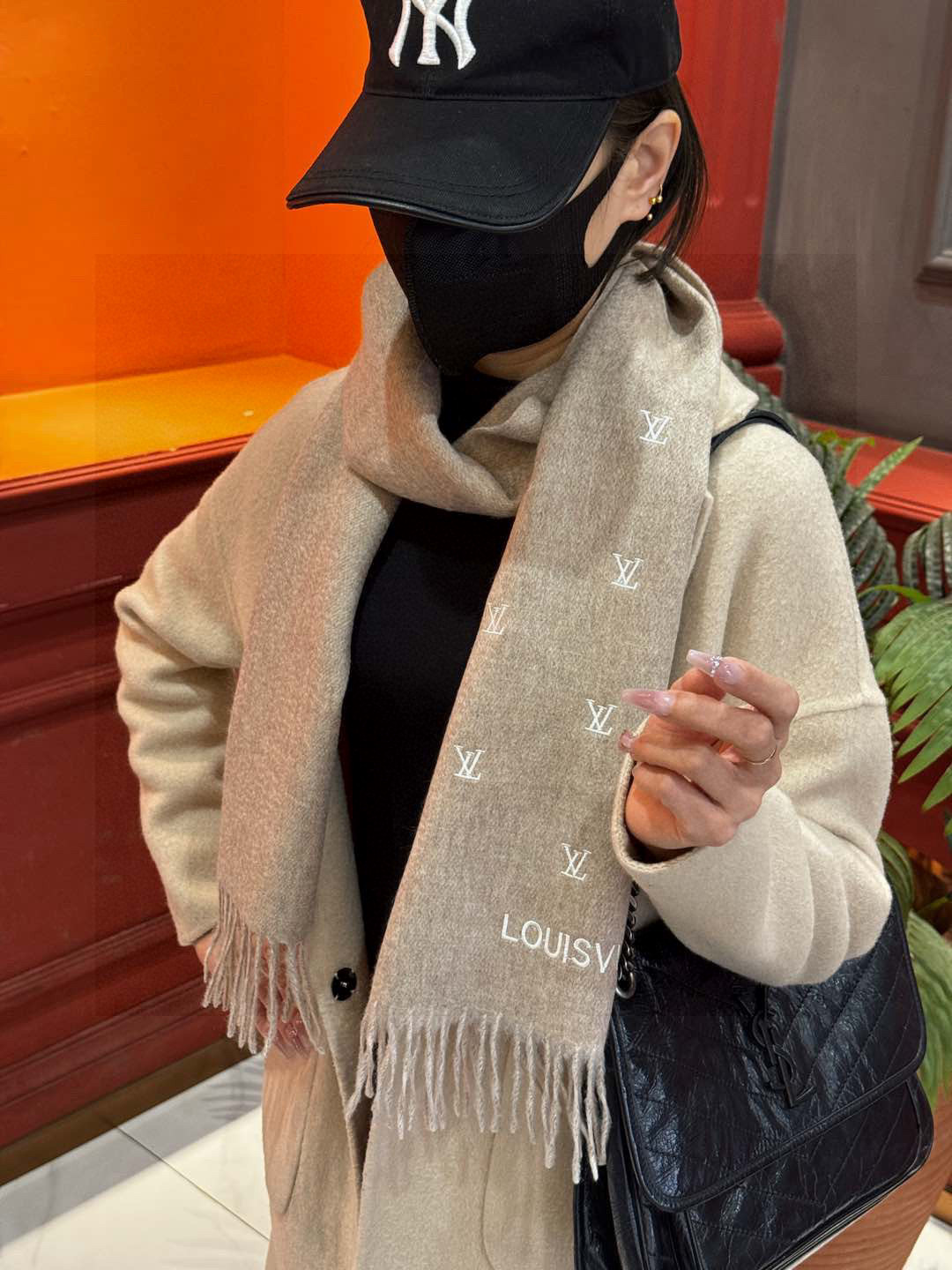   【LV】官网新款 情侣款 巴黎时装展双面羊绒围巾！采用蒙古高原细羊绒！手感满满地都是细腻的绒毛！这个