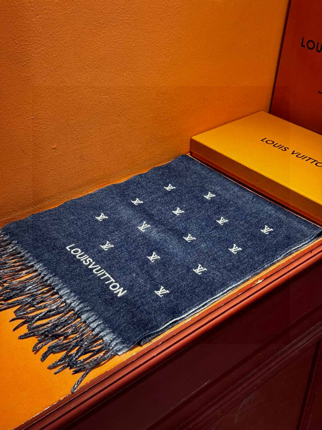   【LV】官网新款 情侣款 巴黎时装展双面羊绒围巾！采用蒙古高原细羊绒！手感满满地都是细腻的绒毛！这个