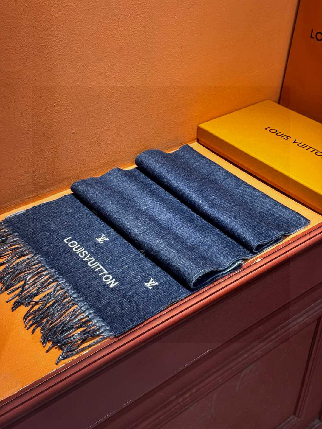   【LV】官网新款 情侣款 巴黎时装展双面羊绒围巾！采用蒙古高原细羊绒！手感满满地都是细腻的绒毛！这个