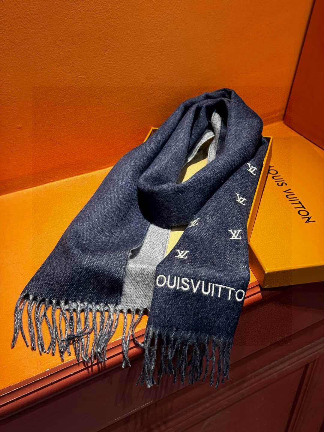   【LV】官网新款 情侣款 巴黎时装展双面羊绒围巾！采用蒙古高原细羊绒！手感满满地都是细腻的绒毛！这个