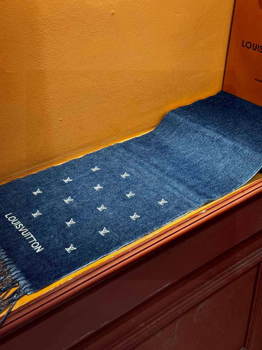   【LV】官网新款 情侣款 巴黎时装展双面羊绒围巾！采用蒙古高原细羊绒！手感满满地都是细腻的绒毛！这个