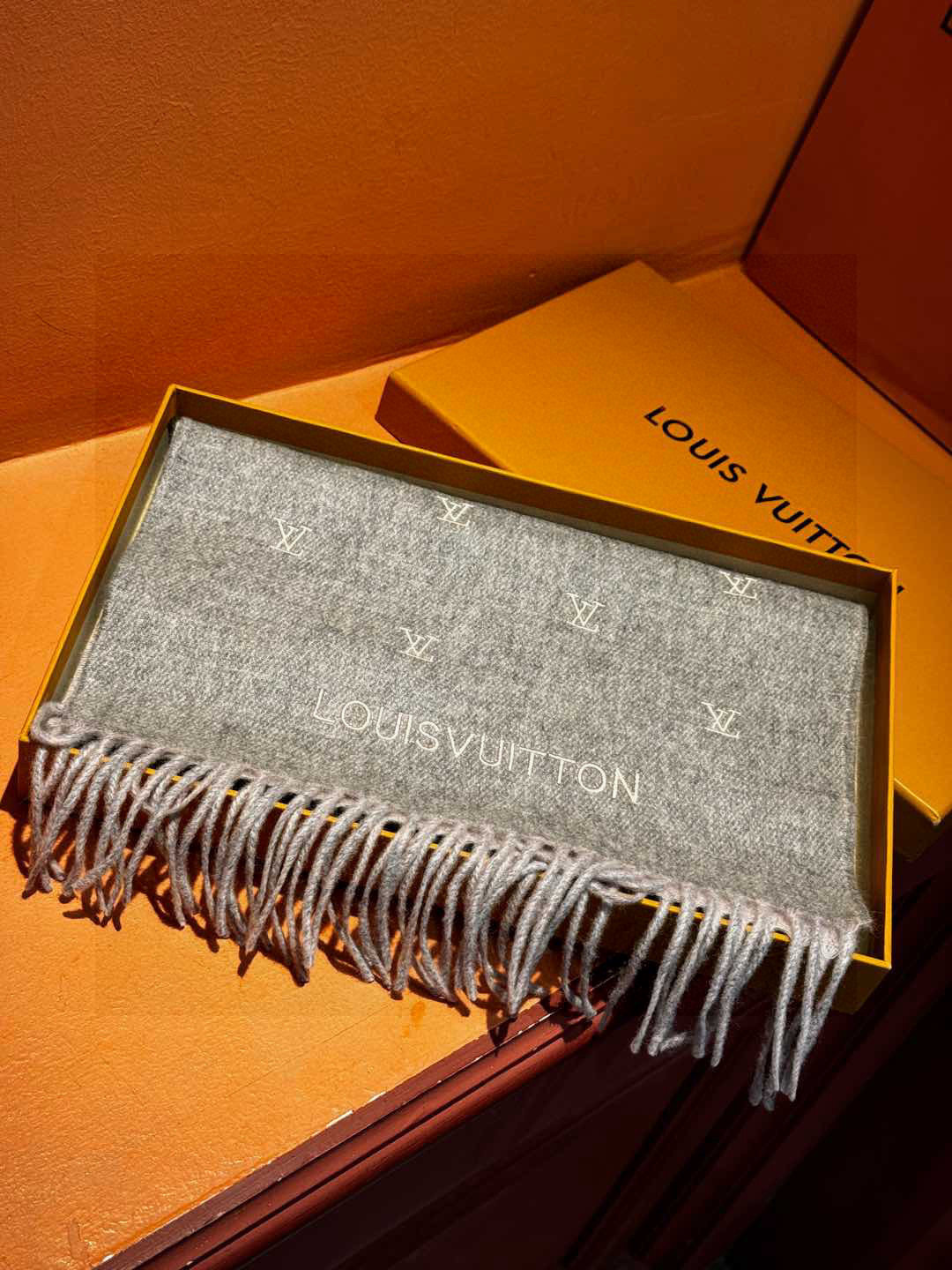   【LV】官网新款 情侣款 巴黎时装展双面羊绒围巾！采用蒙古高原细羊绒！手感满满地都是细腻的绒毛！这个