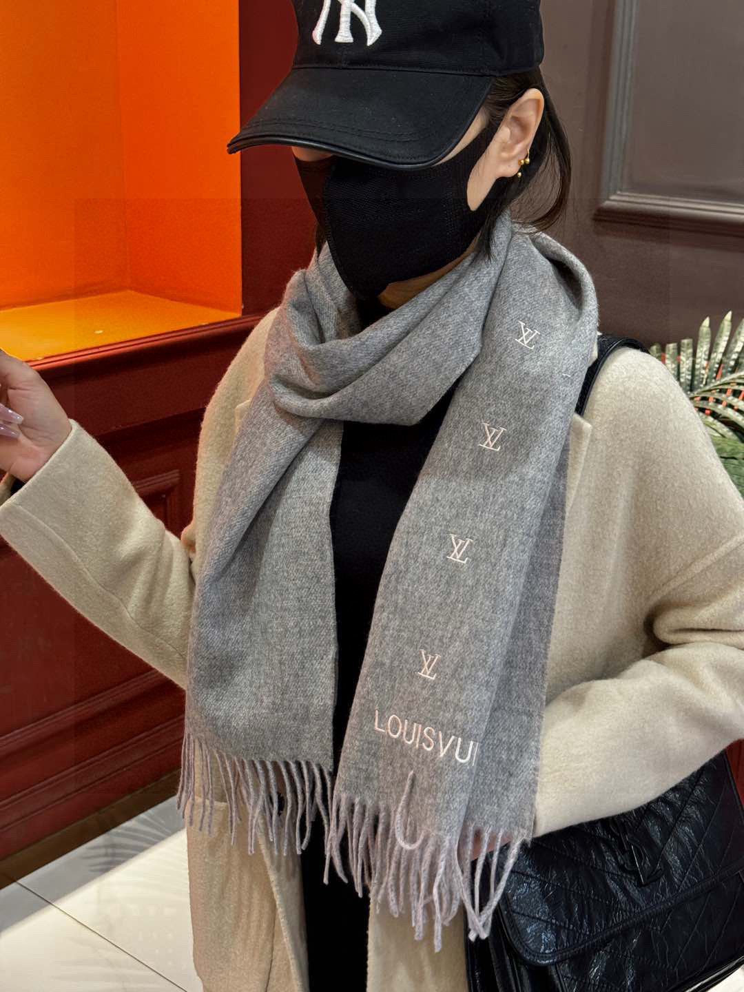   【LV】官网新款 情侣款 巴黎时装展双面羊绒围巾！采用蒙古高原细羊绒！手感满满地都是细腻的绒毛！这个