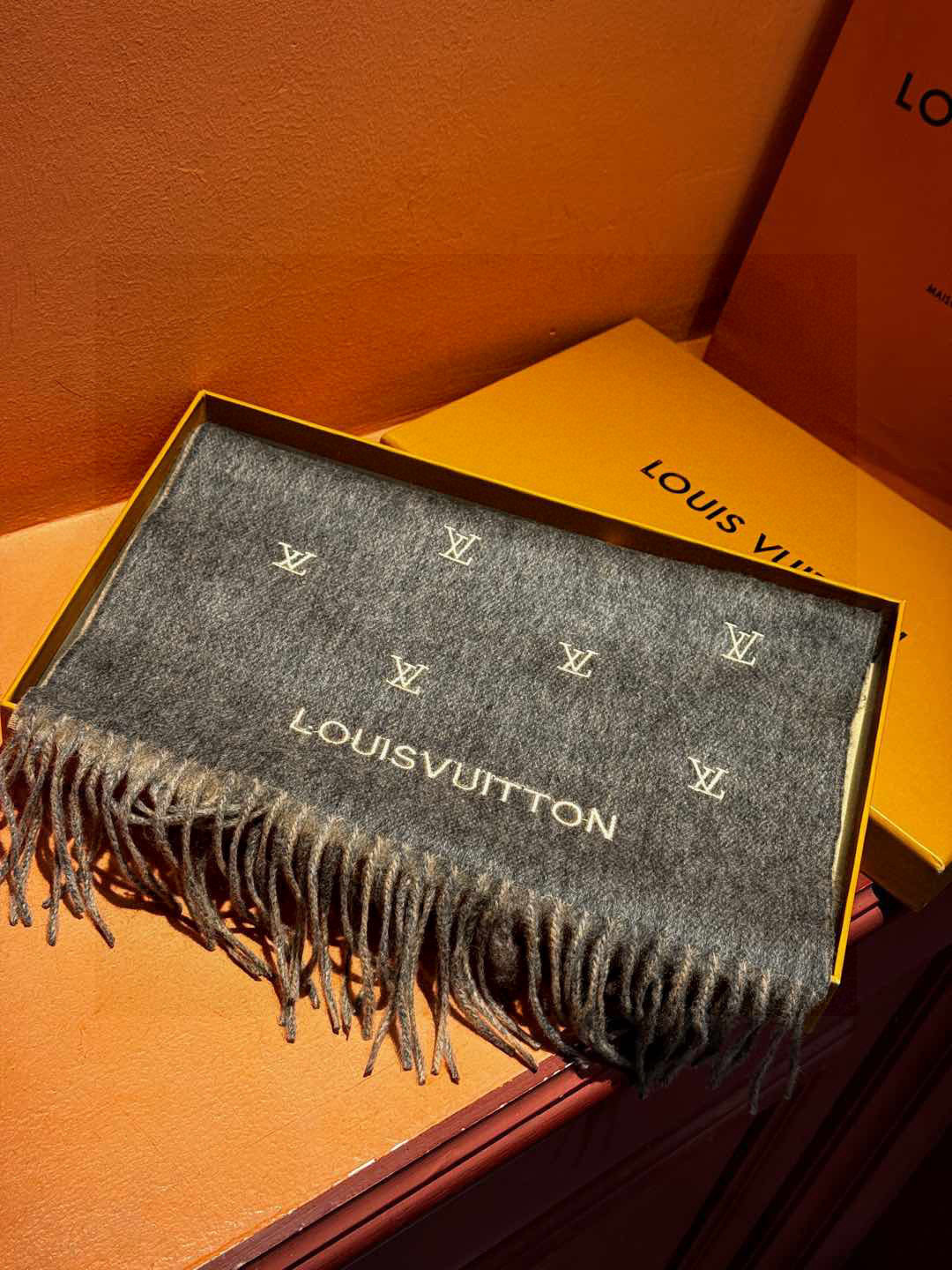   【LV】官网新款 情侣款 巴黎时装展双面羊绒围巾！采用蒙古高原细羊绒！手感满满地都是细腻的绒毛！这个