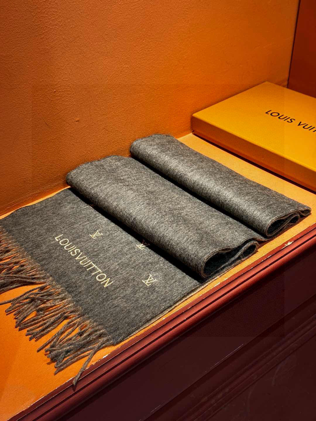   【LV】官网新款 情侣款 巴黎时装展双面羊绒围巾！采用蒙古高原细羊绒！手感满满地都是细腻的绒毛！这个