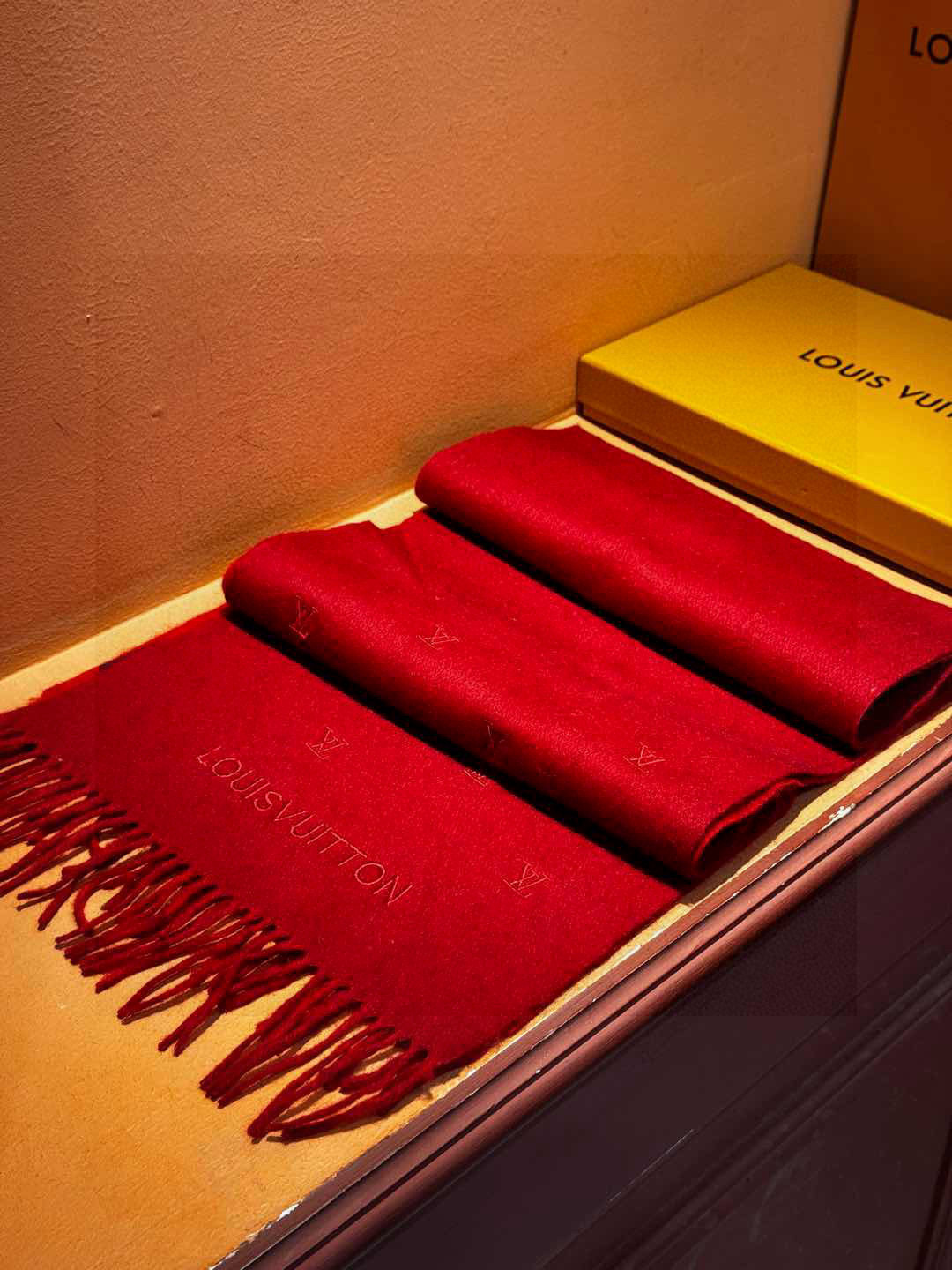   【LV】官网新款 情侣款 巴黎时装展双面羊绒围巾！采用蒙古高原细羊绒！手感满满地都是细腻的绒毛！这个