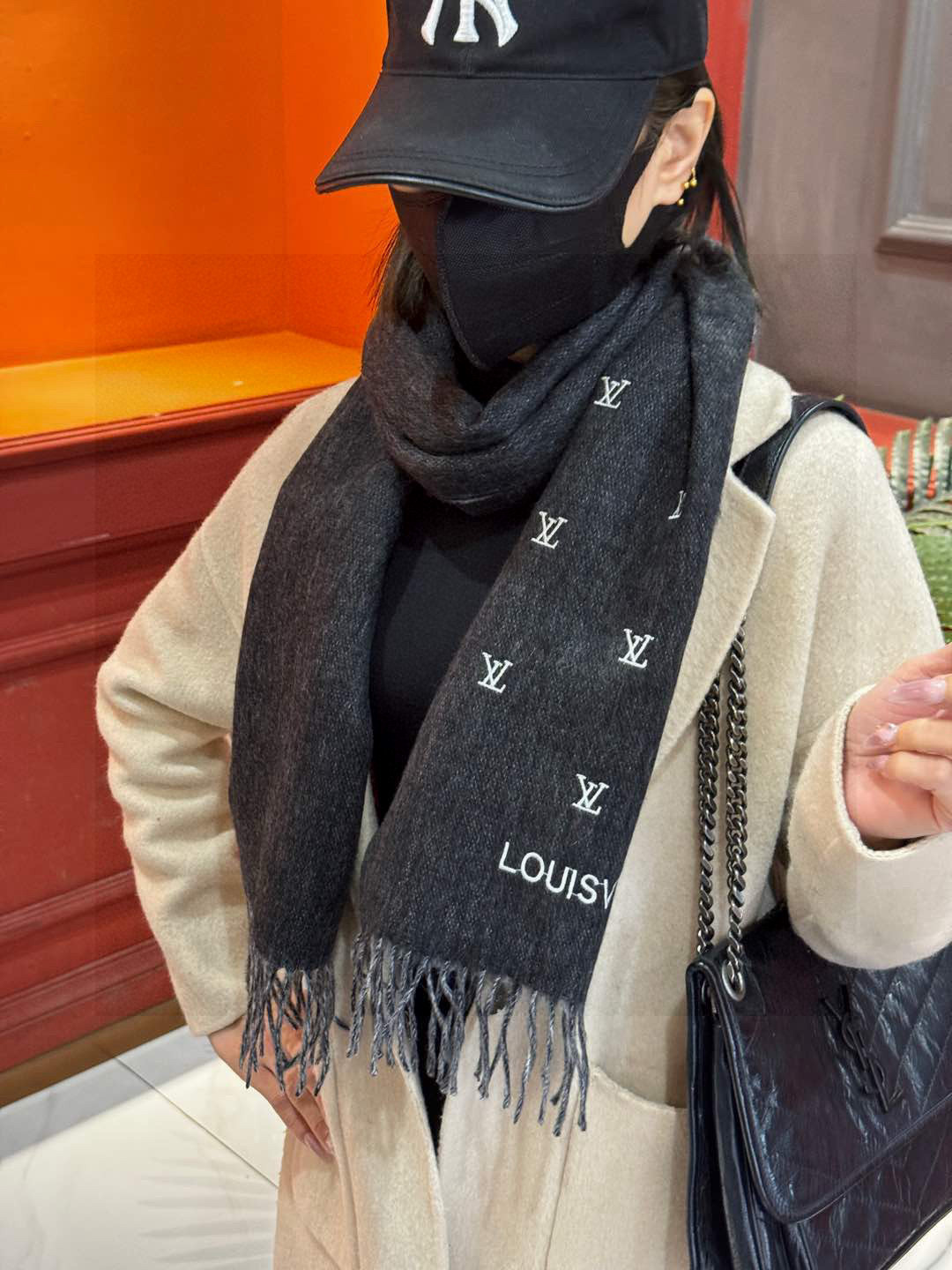   【LV】官网新款 情侣款 巴黎时装展双面羊绒围巾！采用蒙古高原细羊绒！手感满满地都是细腻的绒毛！这个