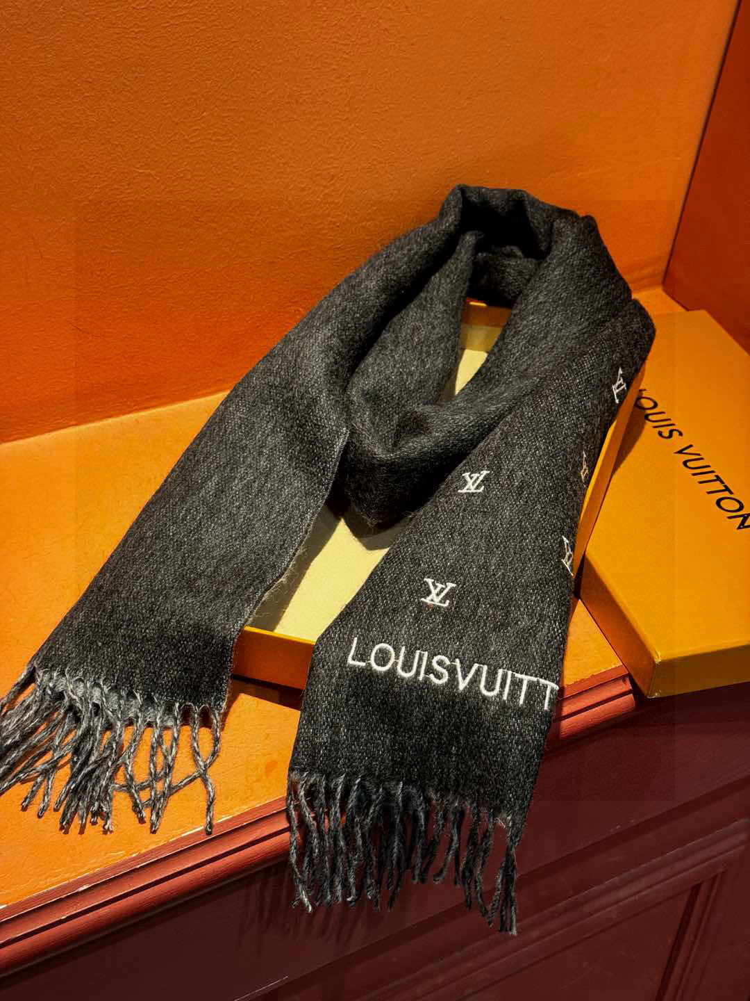   【LV】官网新款 情侣款 巴黎时装展双面羊绒围巾！采用蒙古高原细羊绒！手感满满地都是细腻的绒毛！这个
