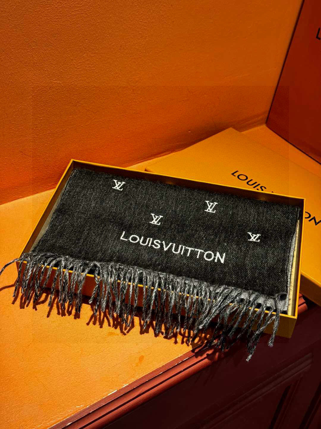   【LV】官网新款 情侣款 巴黎时装展双面羊绒围巾！采用蒙古高原细羊绒！手感满满地都是细腻的绒毛！这个