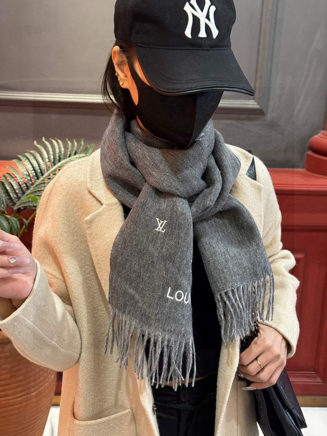   【LV】官网新款 情侣款 巴黎时装展双面羊绒围巾！采用蒙古高原细羊绒！手感满满地都是细腻的绒毛！这个