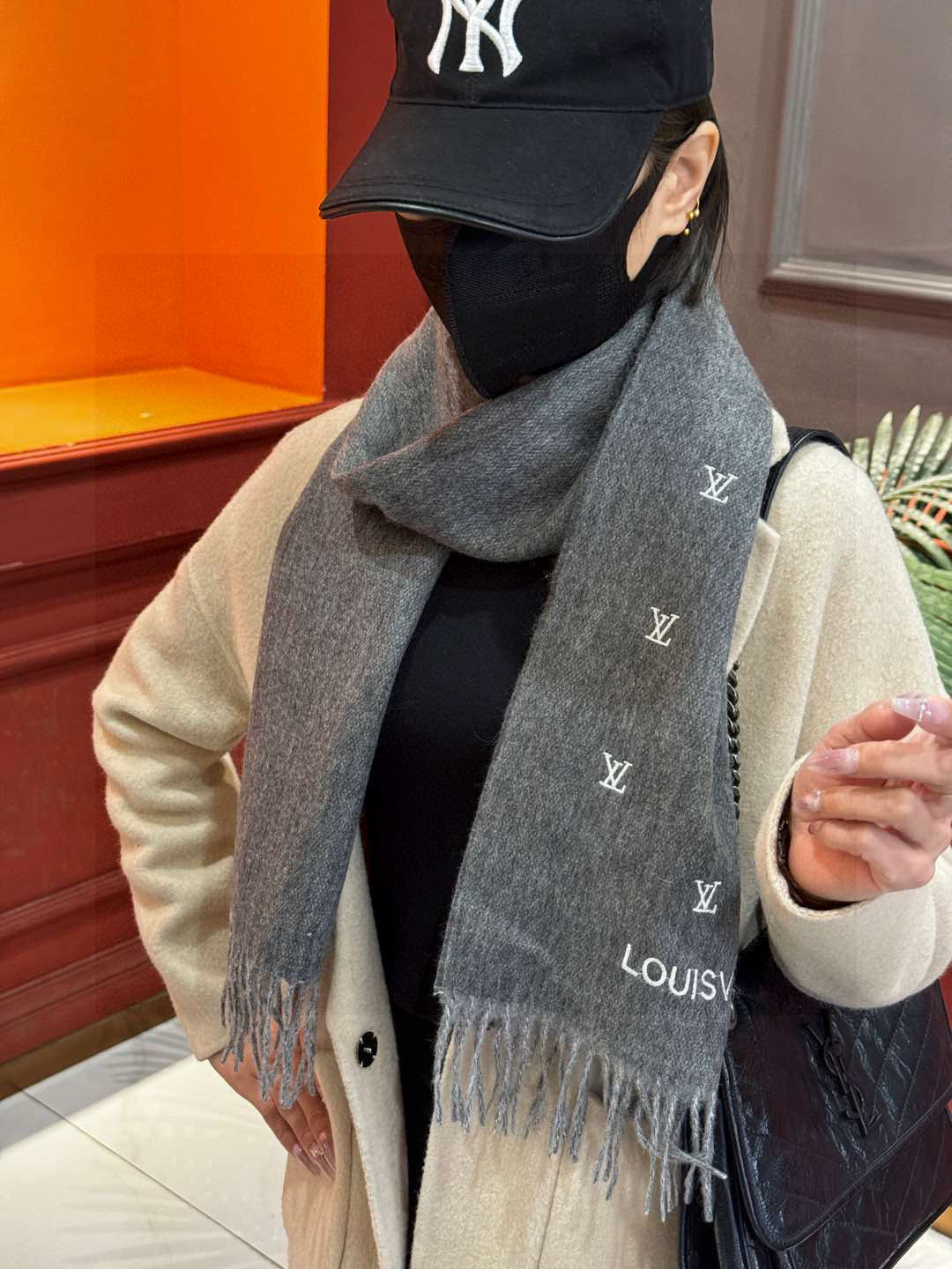   【LV】官网新款 情侣款 巴黎时装展双面羊绒围巾！采用蒙古高原细羊绒！手感满满地都是细腻的绒毛！这个