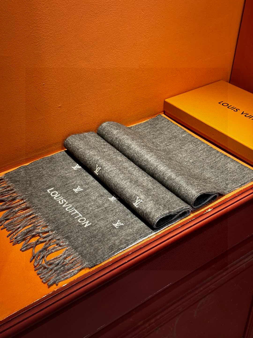   【LV】官网新款 情侣款 巴黎时装展双面羊绒围巾！采用蒙古高原细羊绒！手感满满地都是细腻的绒毛！这个