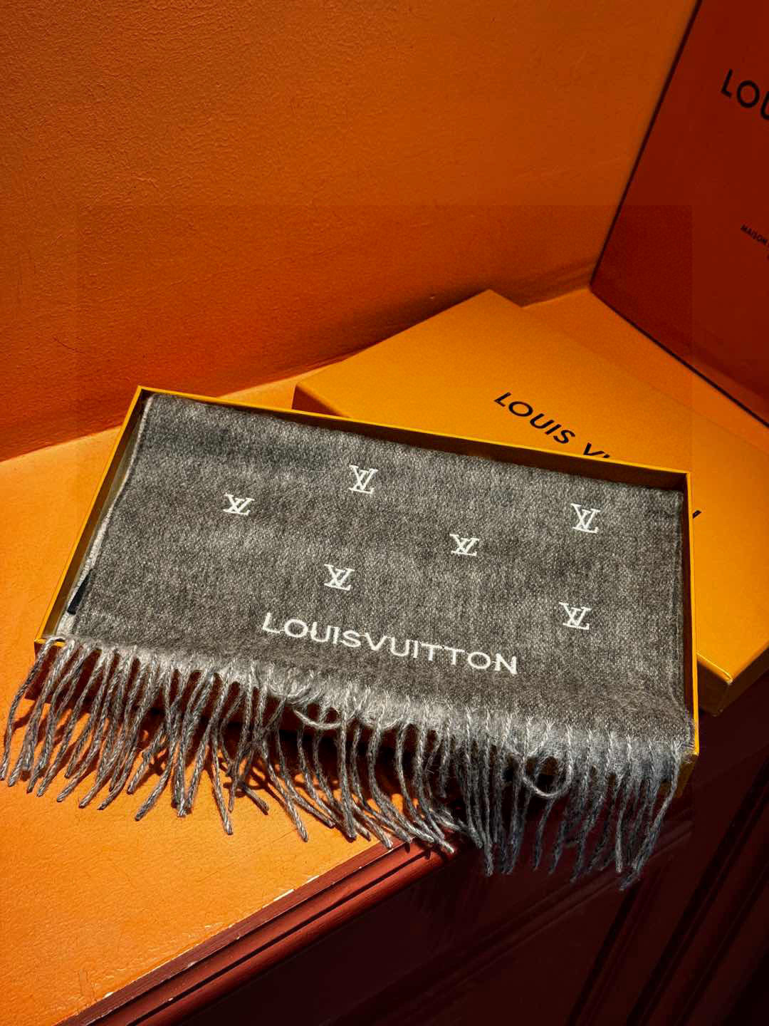   【LV】官网新款 情侣款 巴黎时装展双面羊绒围巾！采用蒙古高原细羊绒！手感满满地都是细腻的绒毛！这个