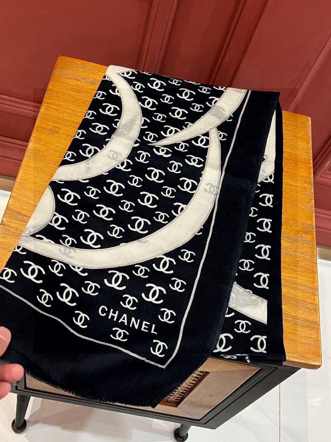  羊绒新款💞 新❤小香【山茶花长围巾】~超级抬气色！高级女人味！羊绒围巾也能这么美！！！这款双面花卉羊绒