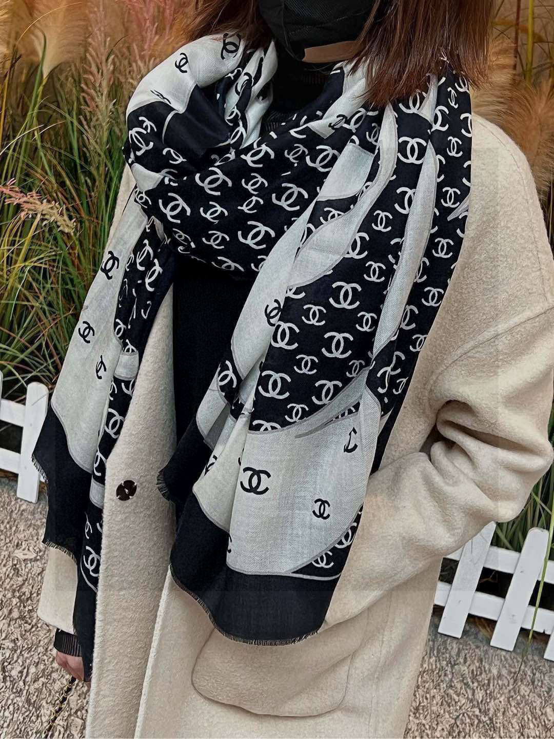  羊绒新款💞 新❤小香【山茶花长围巾】~超级抬气色！高级女人味！羊绒围巾也能这么美！！！这款双面花卉羊绒