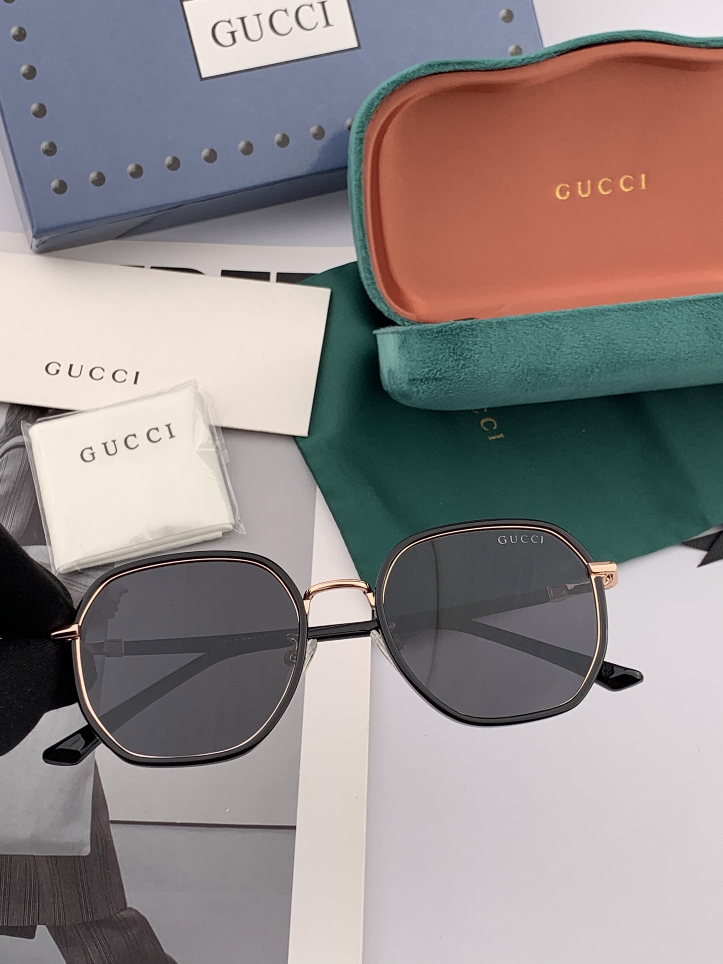   超好看 潮酷【GUCCI】古驰 新款款太阳镜以独特魅力和前卫风格诠释春夏最新眼镜，以方框设计两边经典