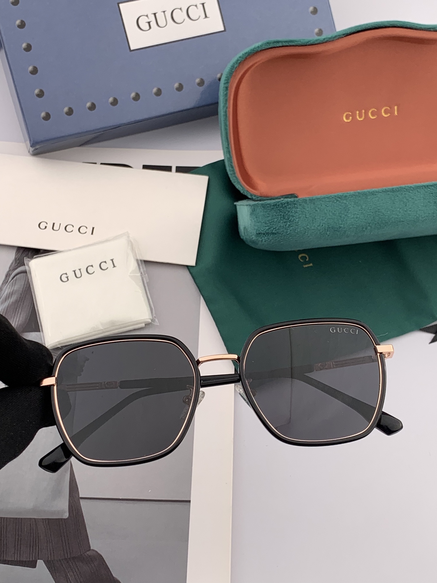   超好看 潮酷【GUCCI】古驰 新款款太阳镜以独特魅力和前卫风格诠释春夏最新眼镜，以方框设计两边经典