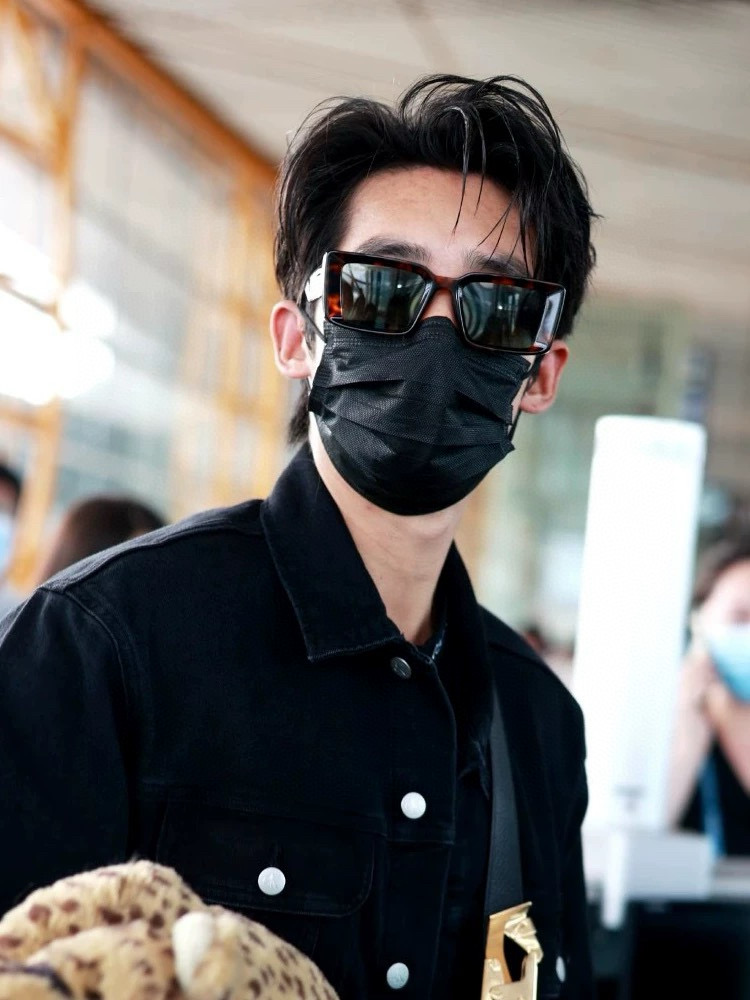  连体镜GUCCI2025开春新款一体镜 大框太阳镜男女同款 😎 
爆款大框尼龙太阳镜 超逼格超酷 
镜