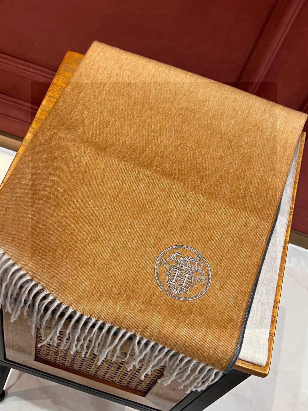  ✨✨太美了😍 爱马仕 美到要尖叫😱专柜最新款🎊英伦欧美范儿「多色渐变」又是一款即时尚又实用的大围巾&长