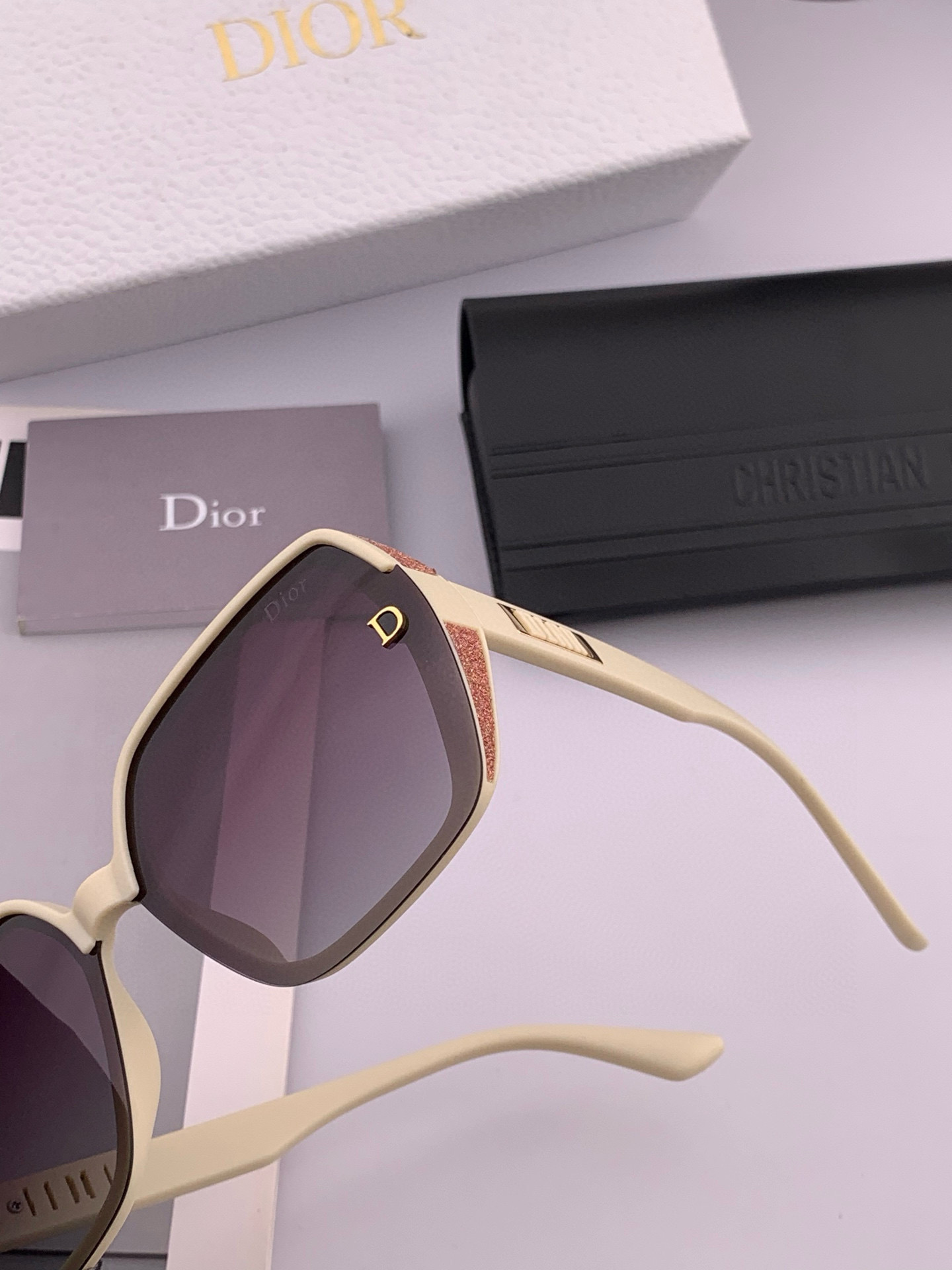  🔺 【DIOR-迪奥】2025开春新款 潮流爆款 时尚方框偏光太阳镜 高品质 佩戴舒适 网红潮款墨镜 