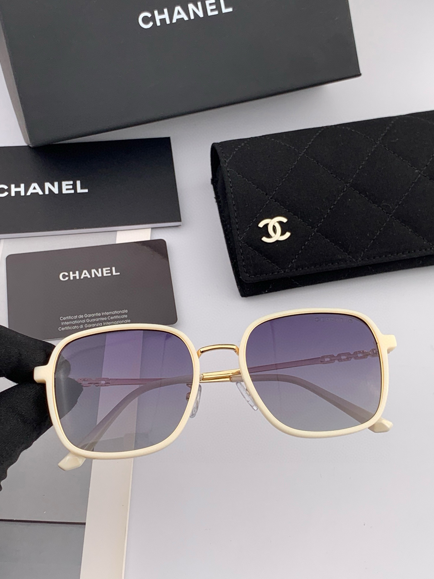    新品CHANEL 香奈儿太阳镜以独特魅力和前卫风格诠释春夏最新眼镜，质感超好佩带舒适 型号：CH0