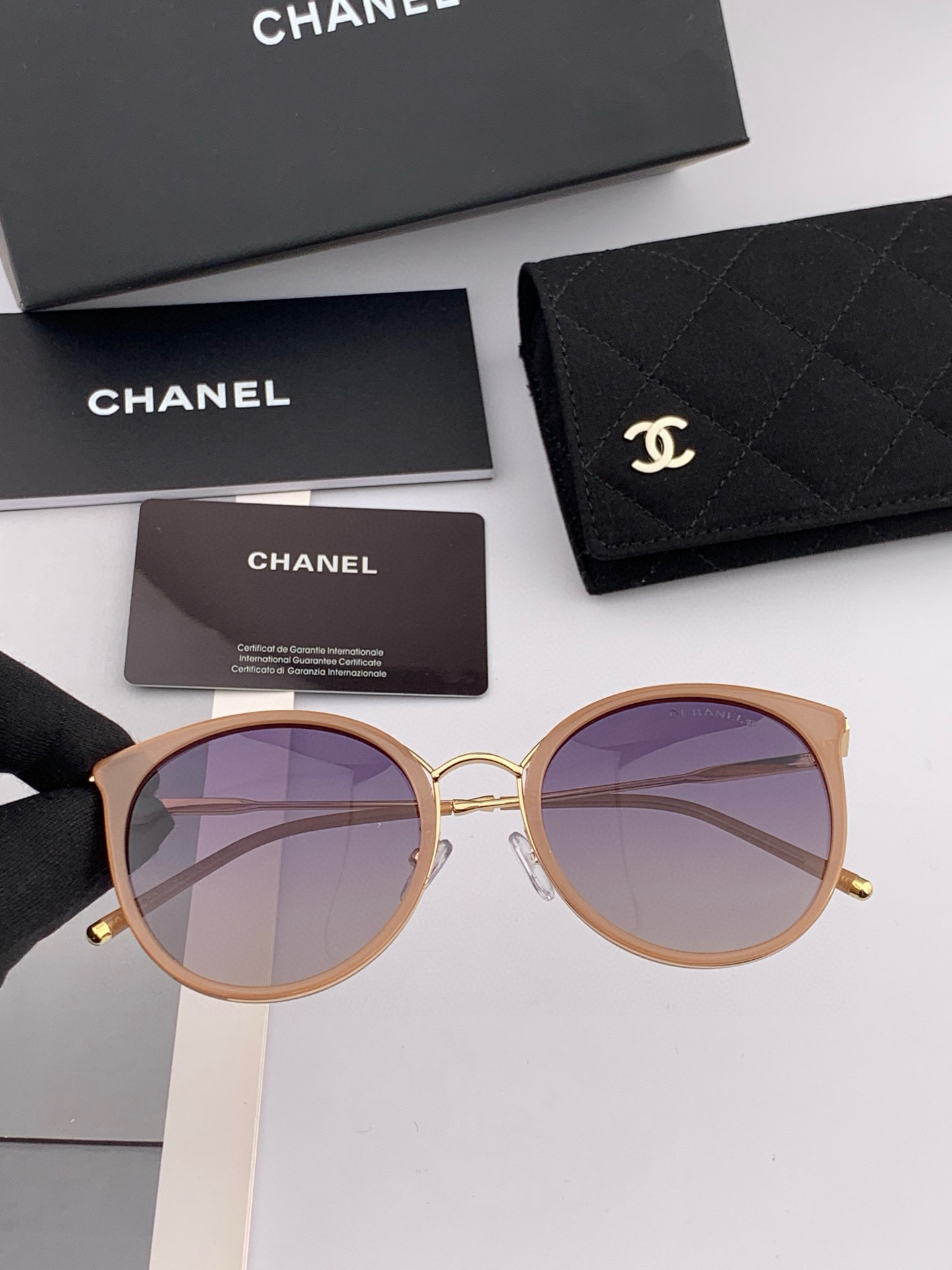    新品CHANEL 香奈儿太阳镜以独特魅力和前卫风格诠释春夏最新眼镜，质感超好佩带舒适 型号：CH7