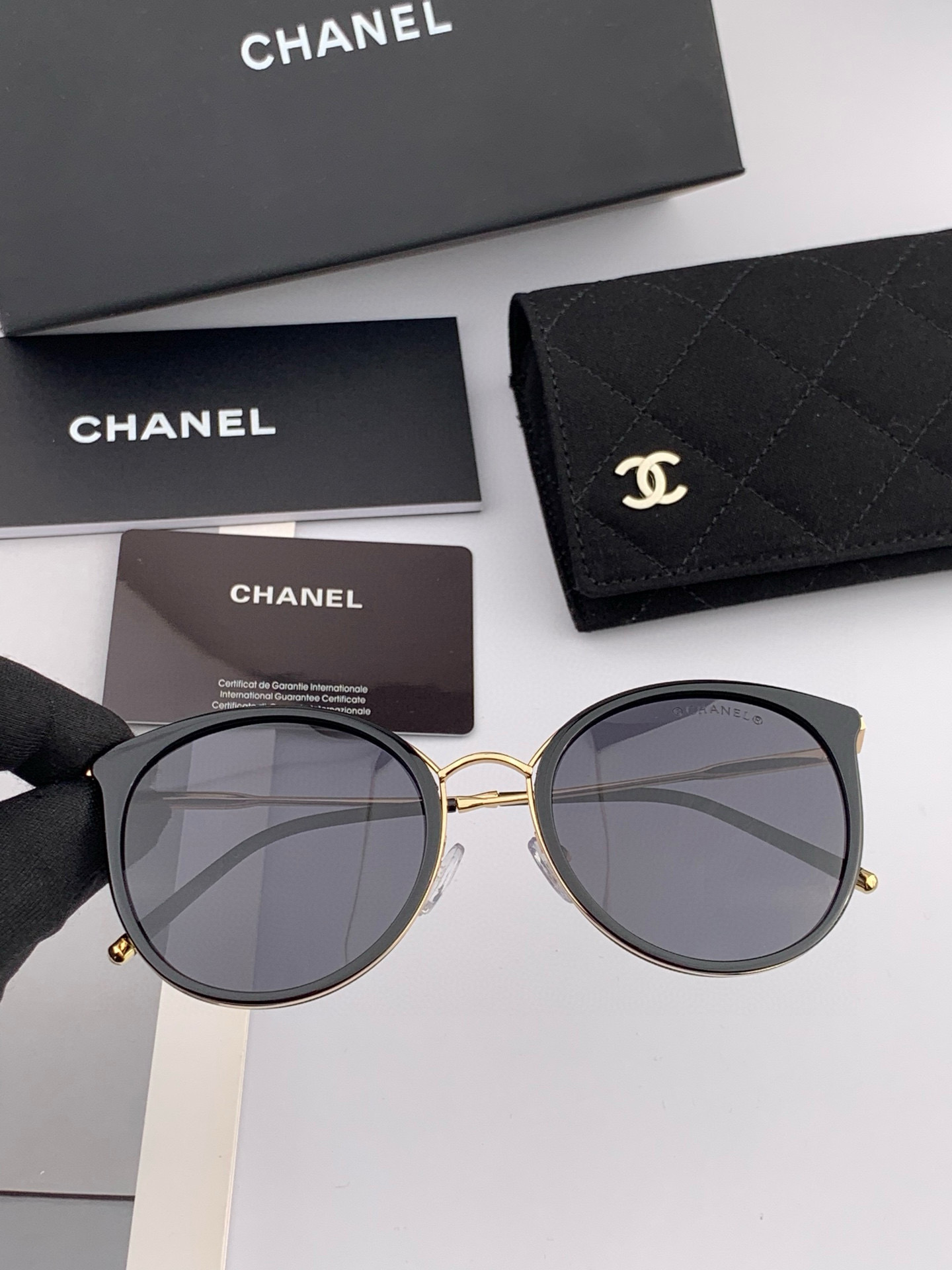    新品CHANEL 香奈儿太阳镜以独特魅力和前卫风格诠释春夏最新眼镜，质感超好佩带舒适 型号：CH7