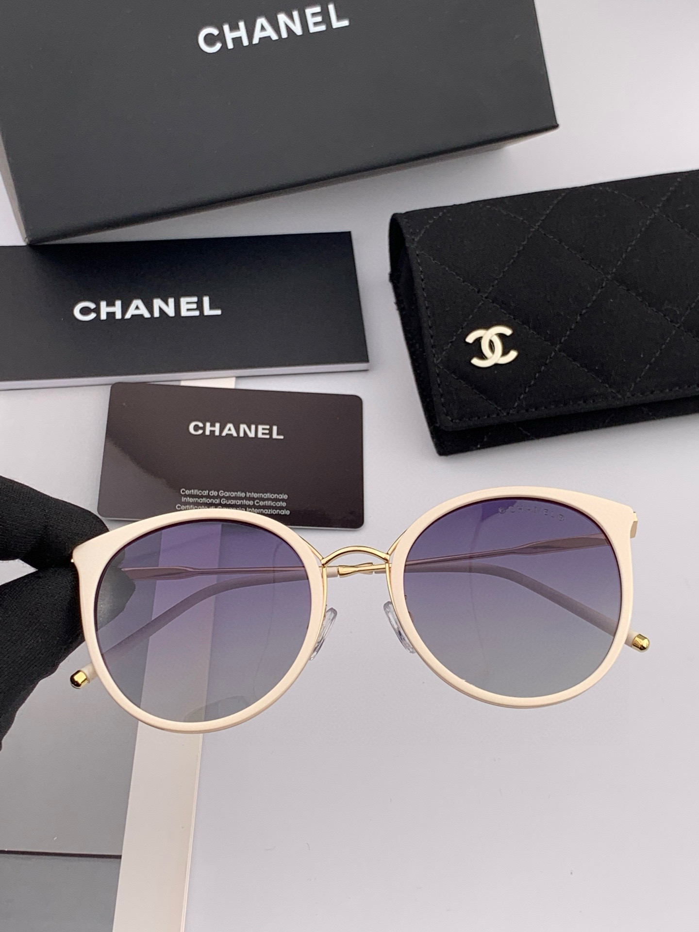    新品CHANEL 香奈儿太阳镜以独特魅力和前卫风格诠释春夏最新眼镜，质感超好佩带舒适 型号：CH7