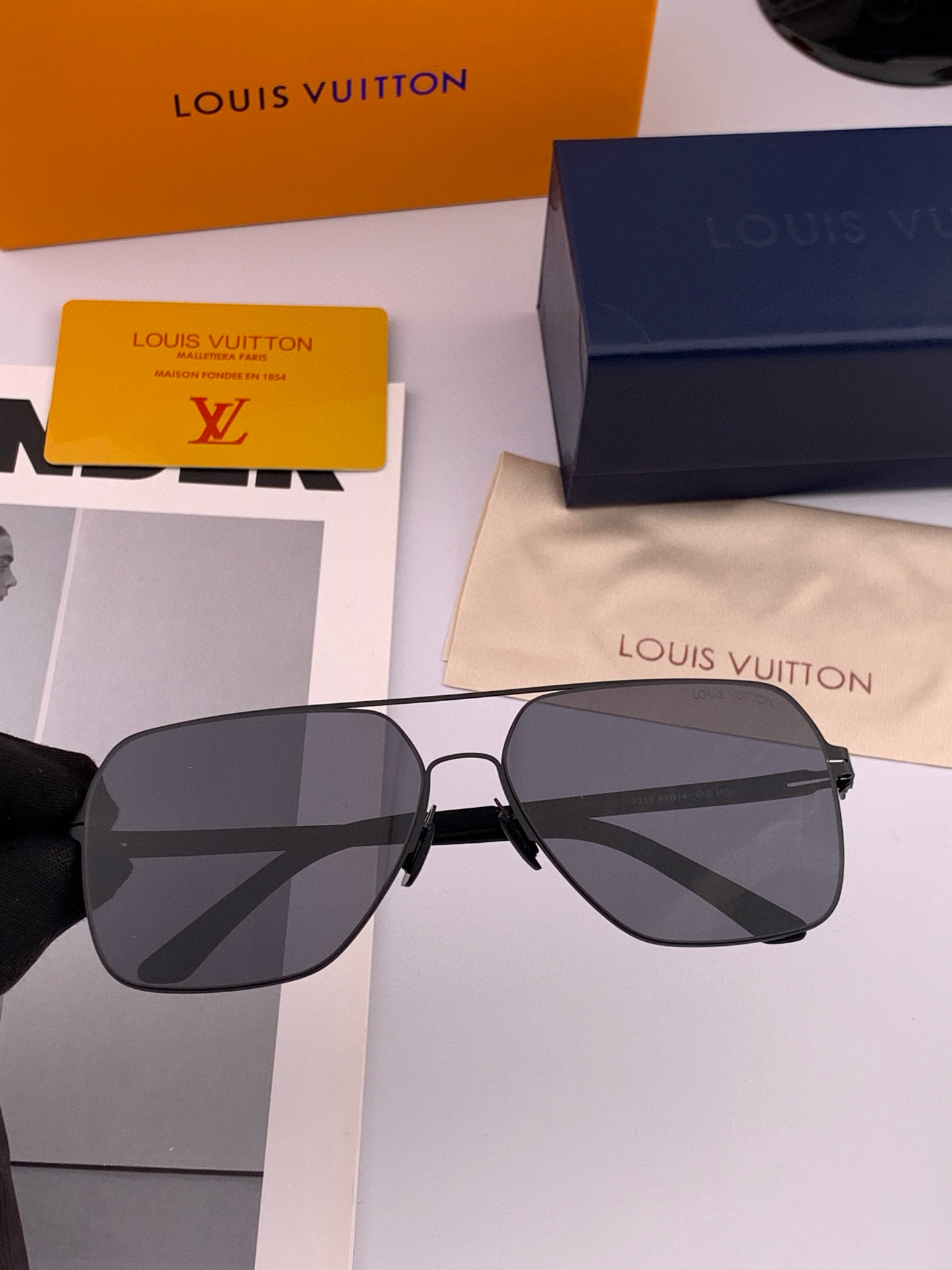 ♦️LV 2025新款男女情侣款太阳镜多边形墨镜iP电镀永不褪色 超轻超有弹性整幅眼镜无螺丝重要的是压不